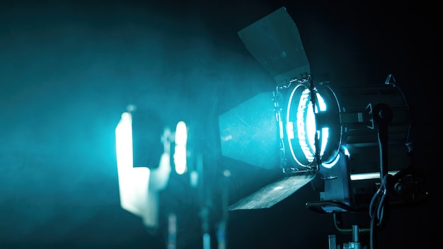 Equipo de iluminación profesional en el plató de la película con humo en el aire.