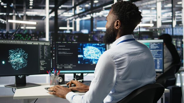 El equipo de ingeniería del centro de servidores interpreta los gráficos de análisis de datos generados por la IA