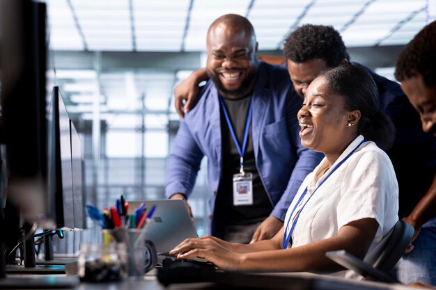 Equipo de ingenieros felices riendo en la oficina del centro de datos