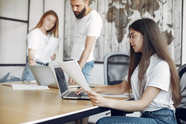 Equipo joven trabajando juntos y usando la computadora portátil