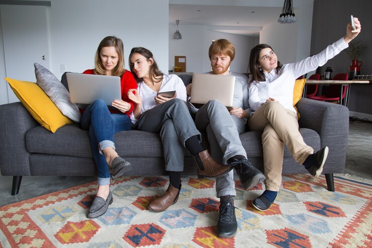 Foto gratuito equipo de jóvenes emprendedores que trabajan en entornos informales.