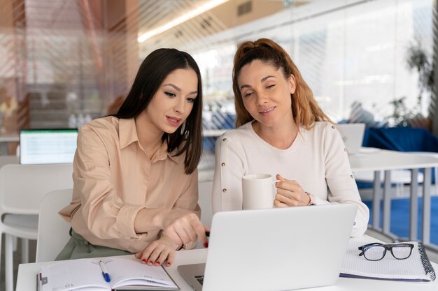 Equipo de jóvenes empresarios trabajando juntos en la oficina