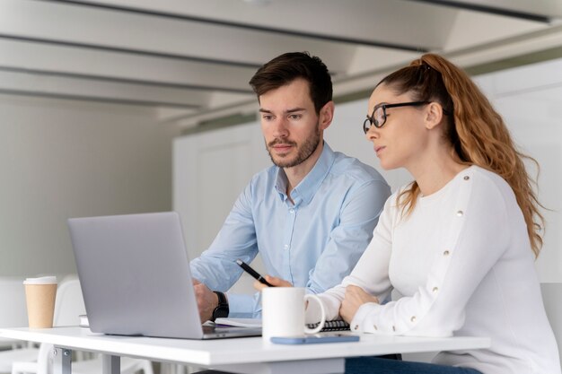 Equipo de jóvenes empresarios trabajando juntos en la oficina