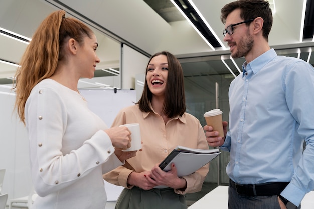 Equipo de jóvenes empresarios trabajando juntos en la oficina