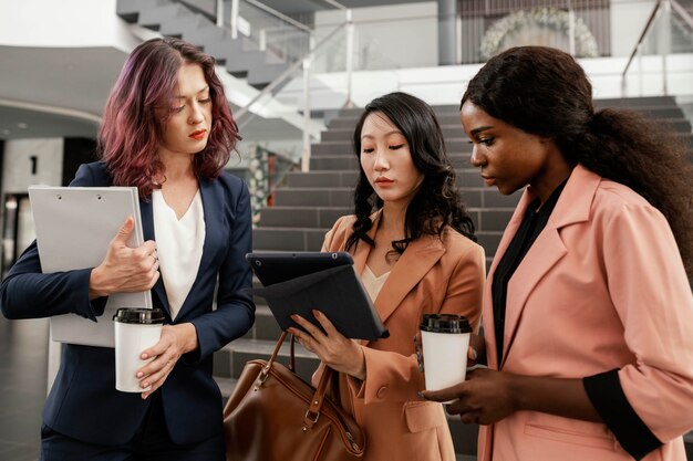 Equipo líder de mujer de tiro medio