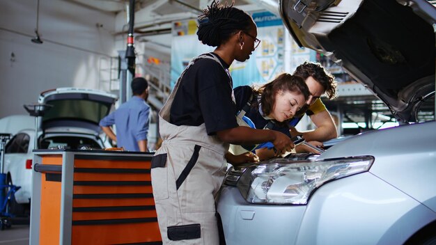 Equipo de mecánicos reparando el coche