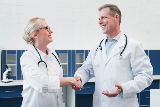 Equipo médico en la consulta