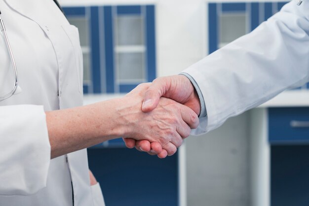 Equipo médico en la consulta