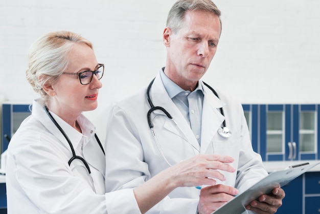 Equipo médico en la consulta