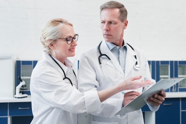 Equipo médico en la consulta