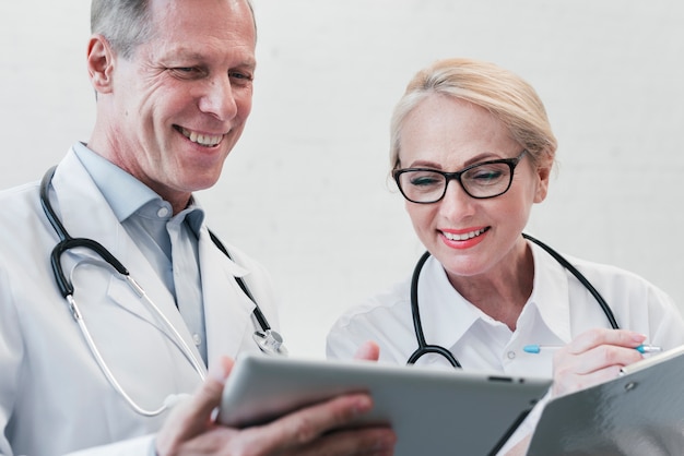 Equipo médico en la consulta