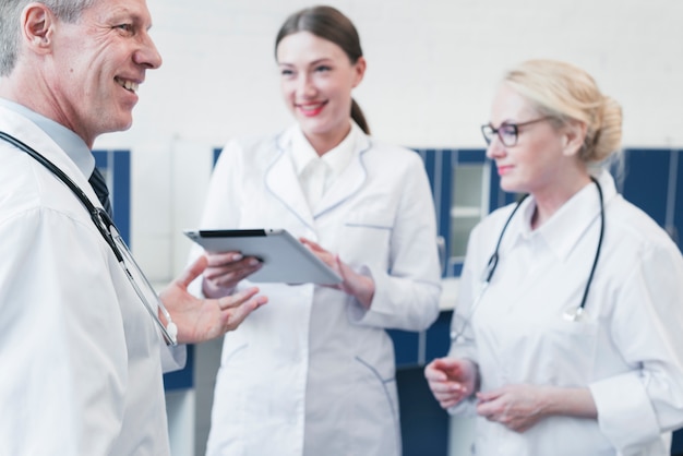 Equipo médico en la consulta