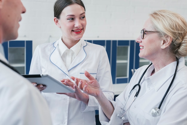 Foto gratuita equipo médico en la consulta