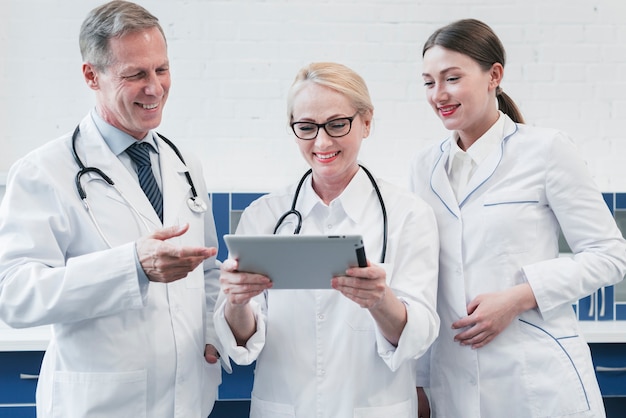 Equipo médico en la consulta