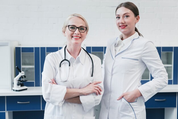 Equipo médico en la consulta