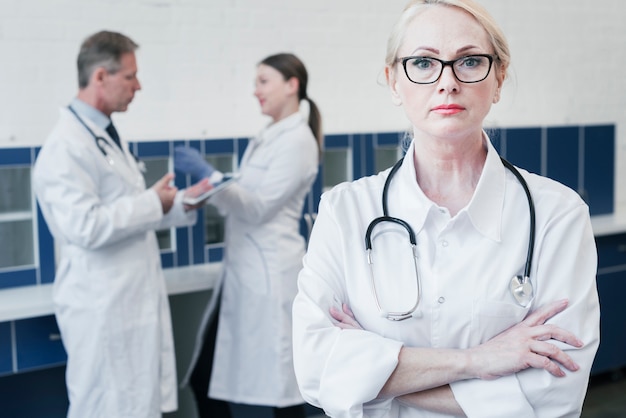 Foto gratuita equipo médico en la consulta