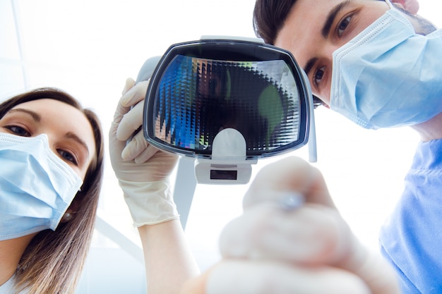 Foto gratuita equipo médico feliz trabajo de medicina