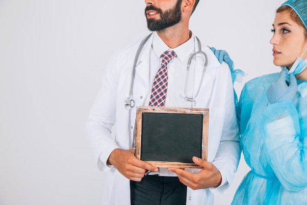 Equipo médico posando con una pizarra