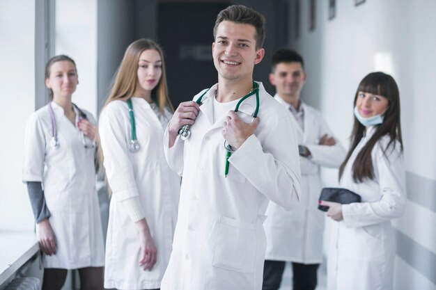 Equipo de médicos alegres en el hospital