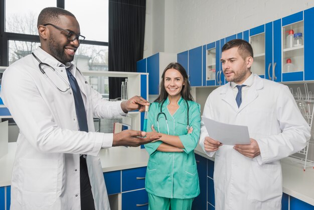 Equipo de médicos alegres en el laboratorio