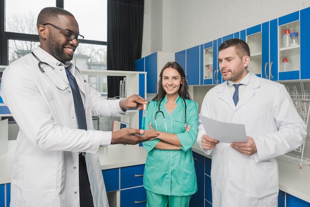 Equipo de médicos alegres en el laboratorio