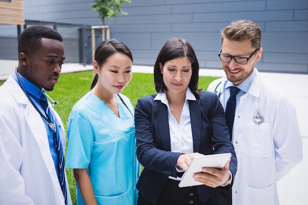 Equipo de médicos discutiendo sobre tableta digital