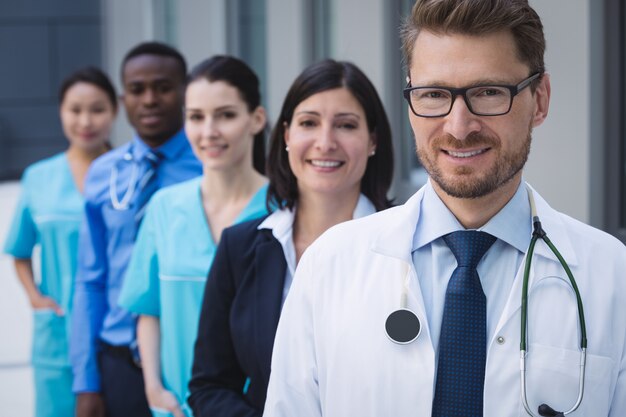 Equipo de médicos de pie en fila