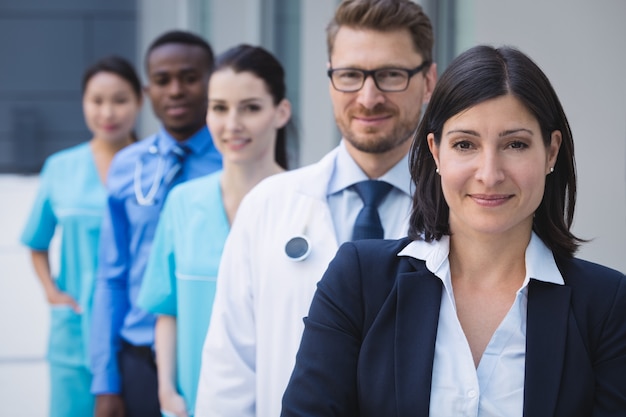 Equipo de médicos de pie en fila