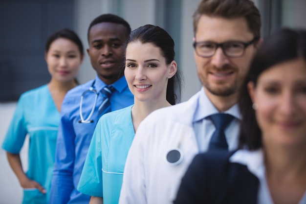 Equipo de médicos de pie en fila