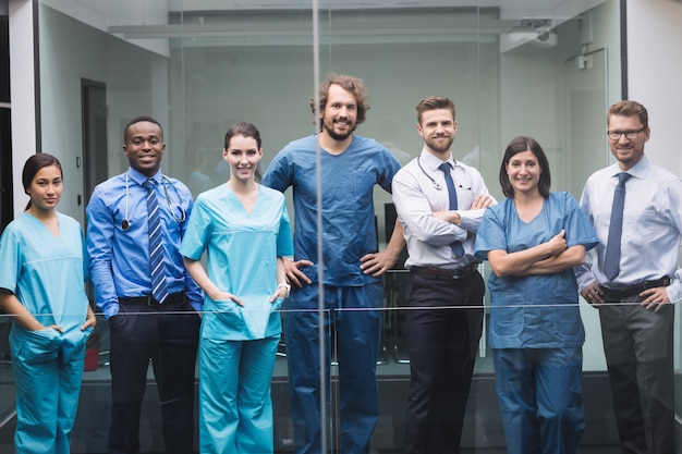 Equipo de médicos de pie en el pasillo