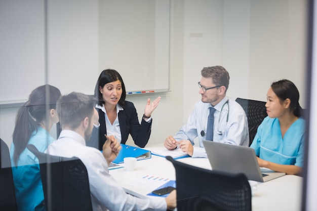 Equipo de médicos en una reunión