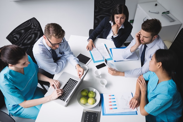 Equipo de médicos en una reunión