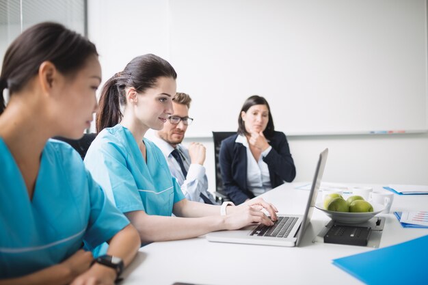 Equipo de médicos en una reunión