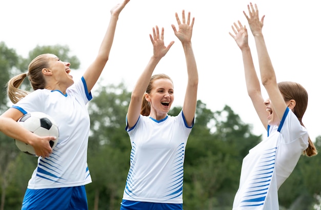 Equipo de mujeres felices de tiro medio