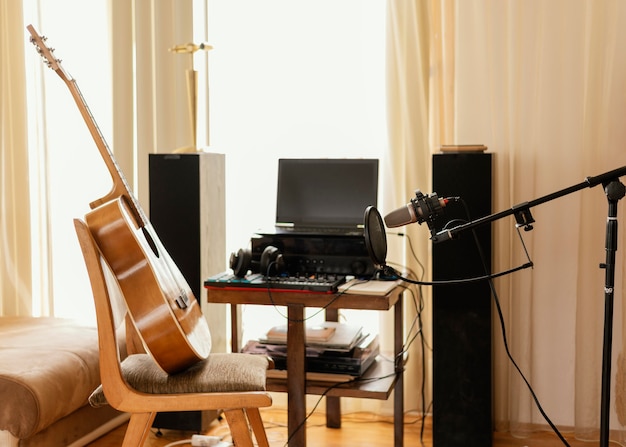 Equipo de música en estudio en casa