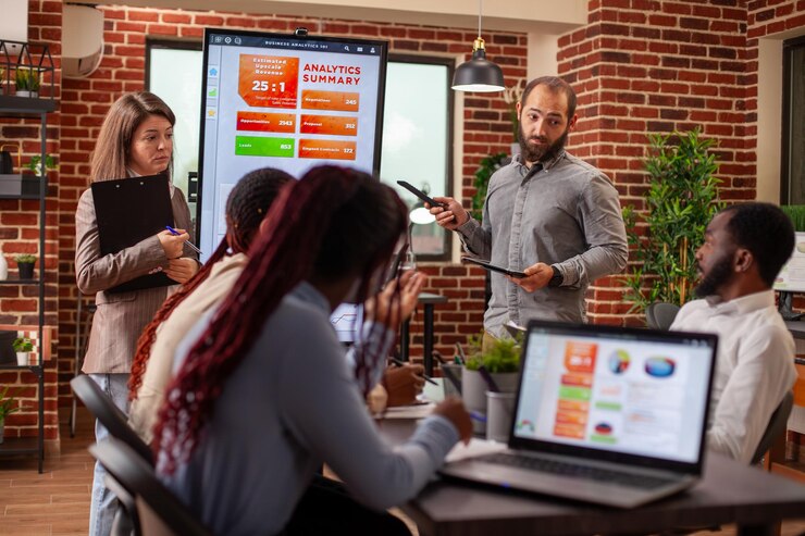 Foto gratuito equipo de negocios analizando datos digitales