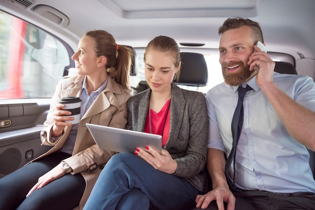 Equipo de negocios camino a las reuniones