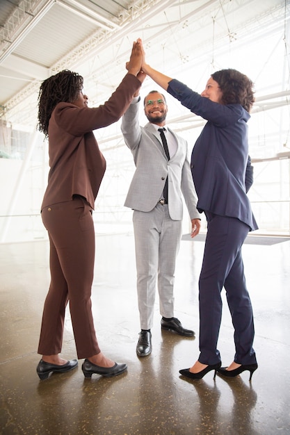 Foto gratuita equipo de negocios dando cinco