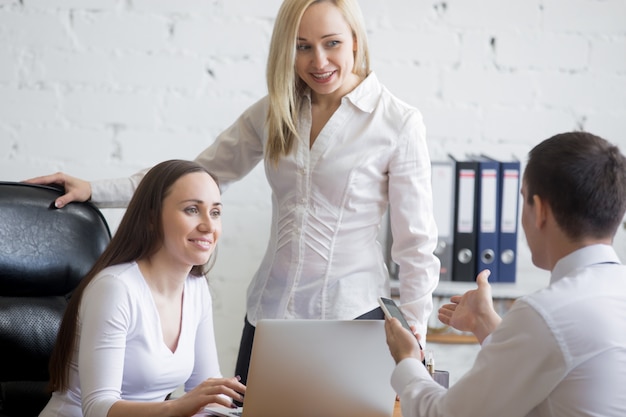 Equipo de negocios discutiendo el proyecto