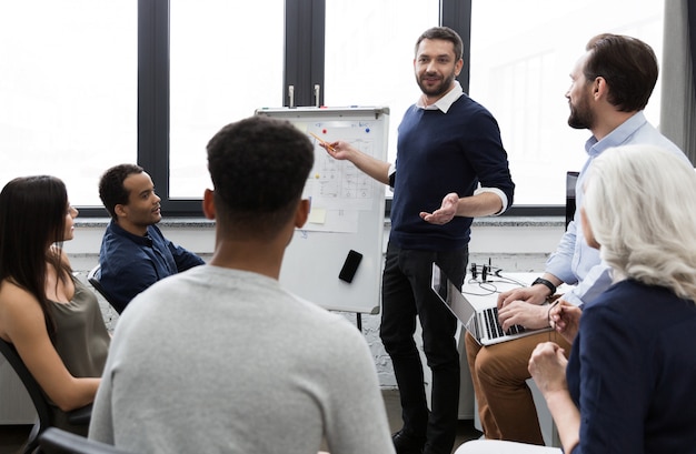 Equipo de negocios discutiendo sus ideas mientras trabajaba en la oficina