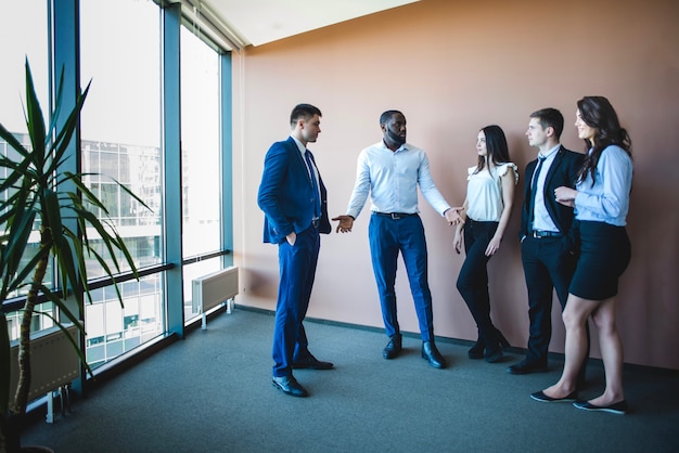 Equipo de negocios discutiendo