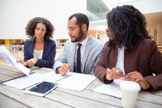 Equipo de negocios estudiando documentos