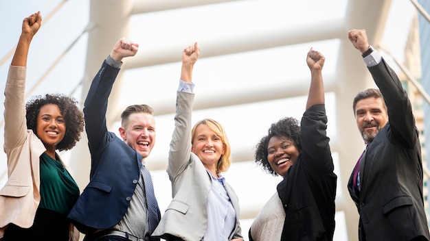 Equipo de negocios exitoso y feliz