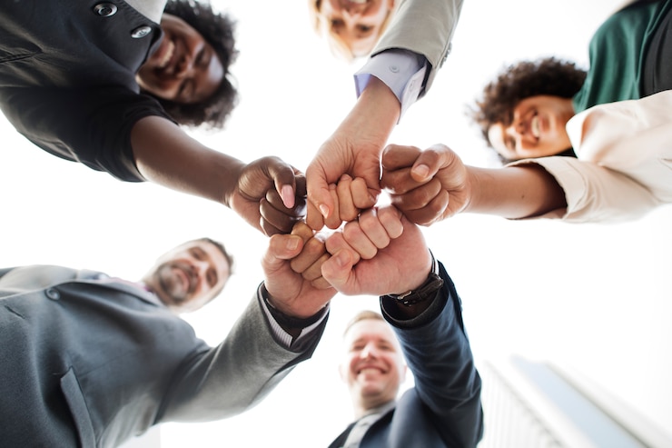 Foto gratuito equipo de negocios exitoso y feliz.