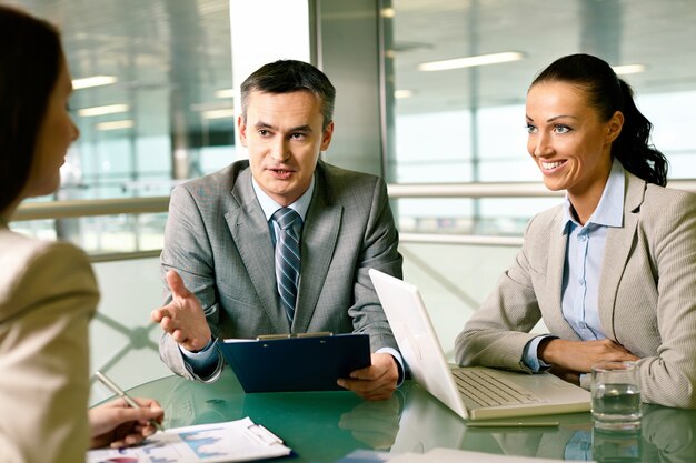 Equipo de negocios explicando los problemas de trabajo