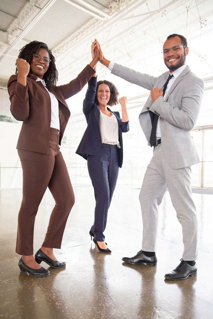 Foto gratuito equipo de negocios feliz celebrando el éxito
