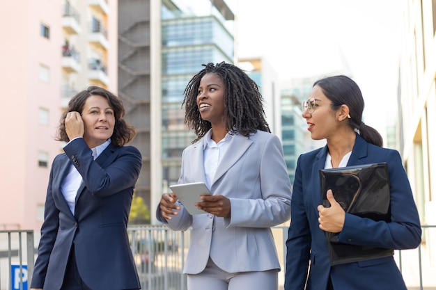 Foto gratuita equipo de negocios femenino con documentos y tableta