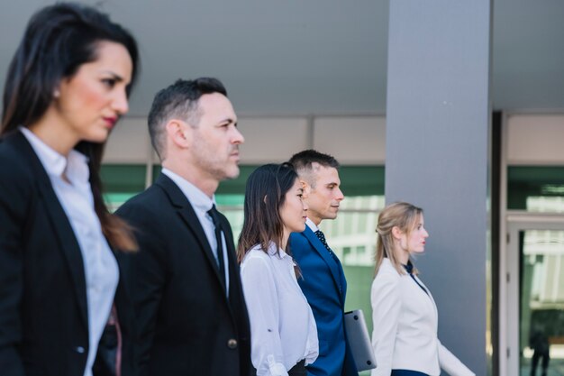 Equipo de negocios en una fila