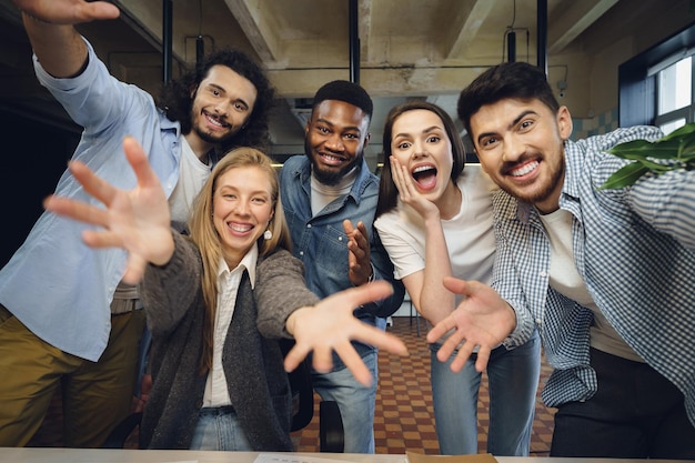 Equipo de negocios lleno de alegría feliz celebrar la victoria corporativa