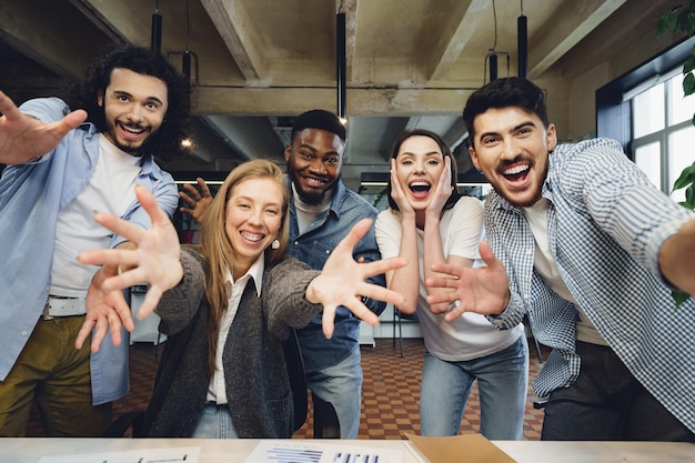 Equipo de negocios lleno de alegría feliz celebrar la victoria corporativa